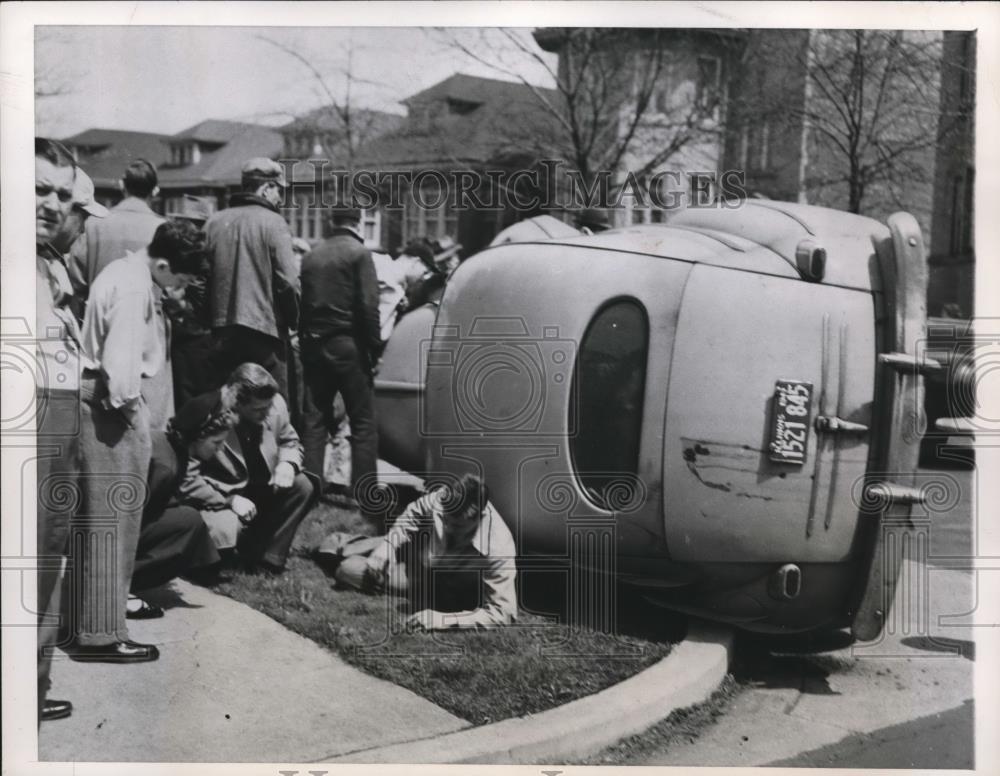 1949 Press Photo Overturned Car After Wreck, Chicago - Historic Images