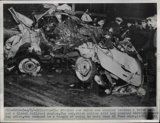 1950 Press Photo car wrecks into brick wall and diesel railroad engine Chicago - Historic Images