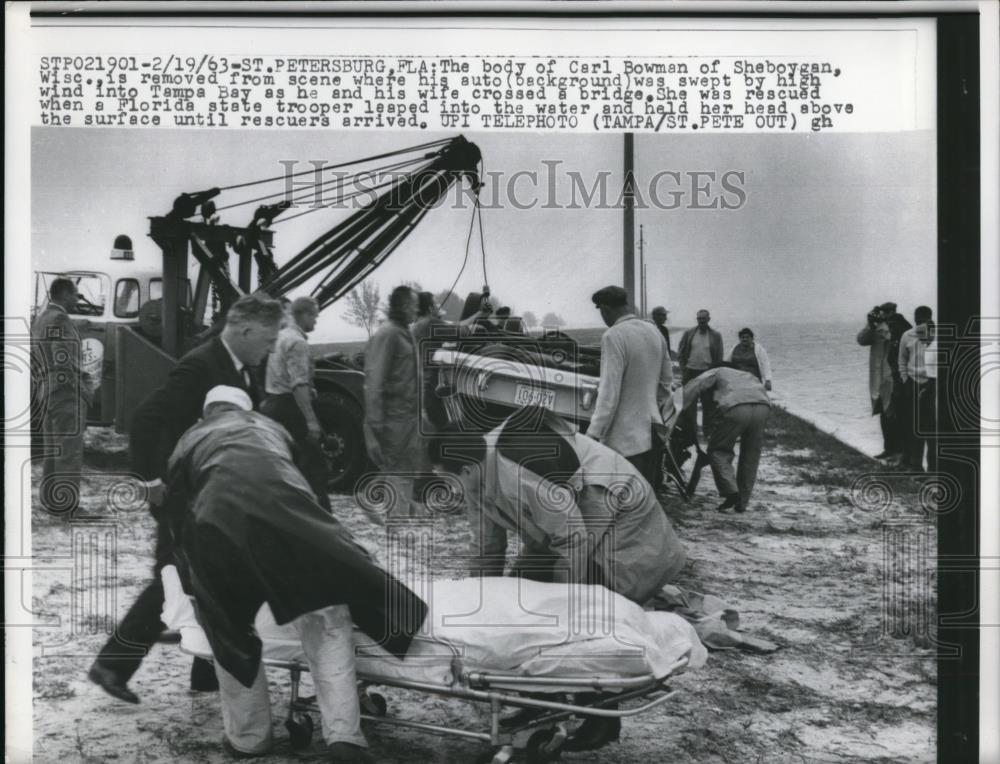 1963 Press Photo St Petersburgh Fla Carl Bowman removed from car crash scene - Historic Images