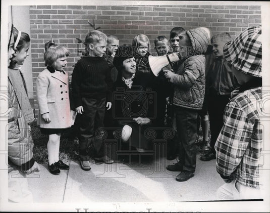 1966 Press Photo Mrs Richard Kordman & class in Mentor Ohio - Historic Images