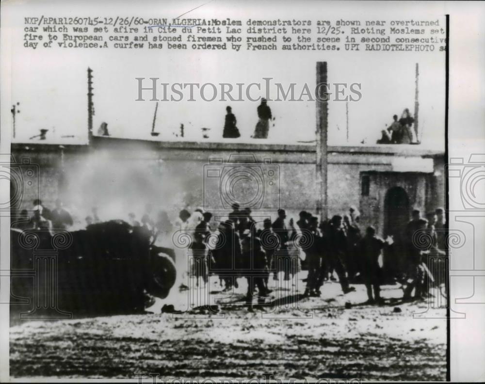 1960 Press Photo Oran, Alergria Demonstrator near overturned car set on fire - Historic Images