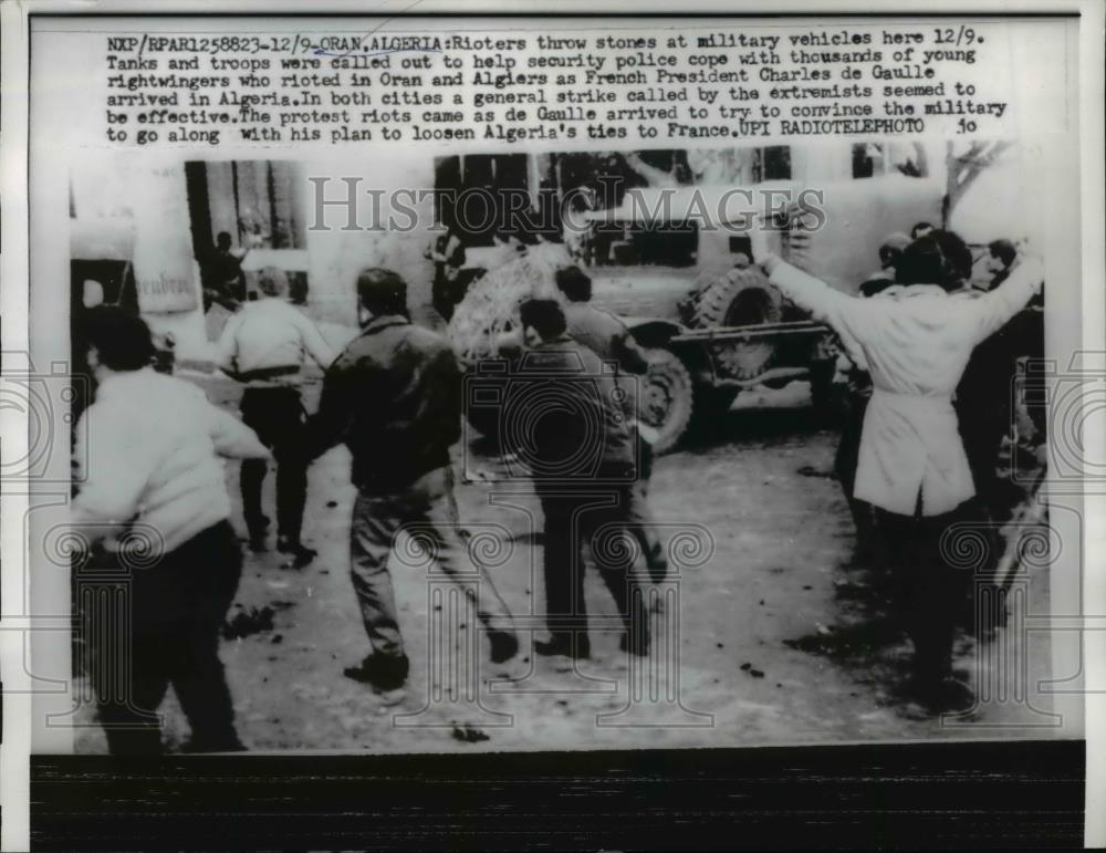 1960 Press Photo Oran, Alergria Demonstrator throw rocks at military vehicles - Historic Images