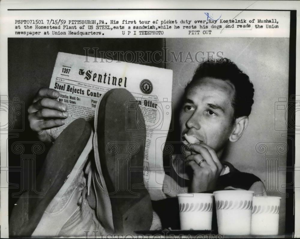 1959 Press Photo Pittsburgh Pa Ray Kostelnik at lunch while on picket lines - Historic Images