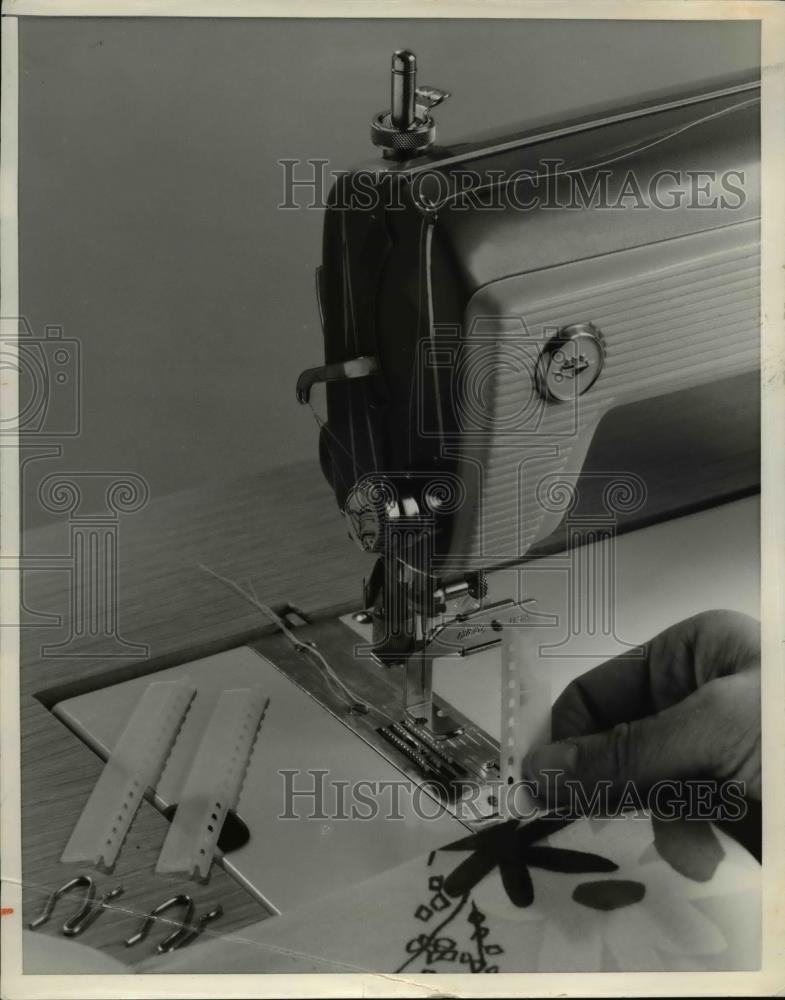 1960 Press Photo Sewing Machine - Historic Images