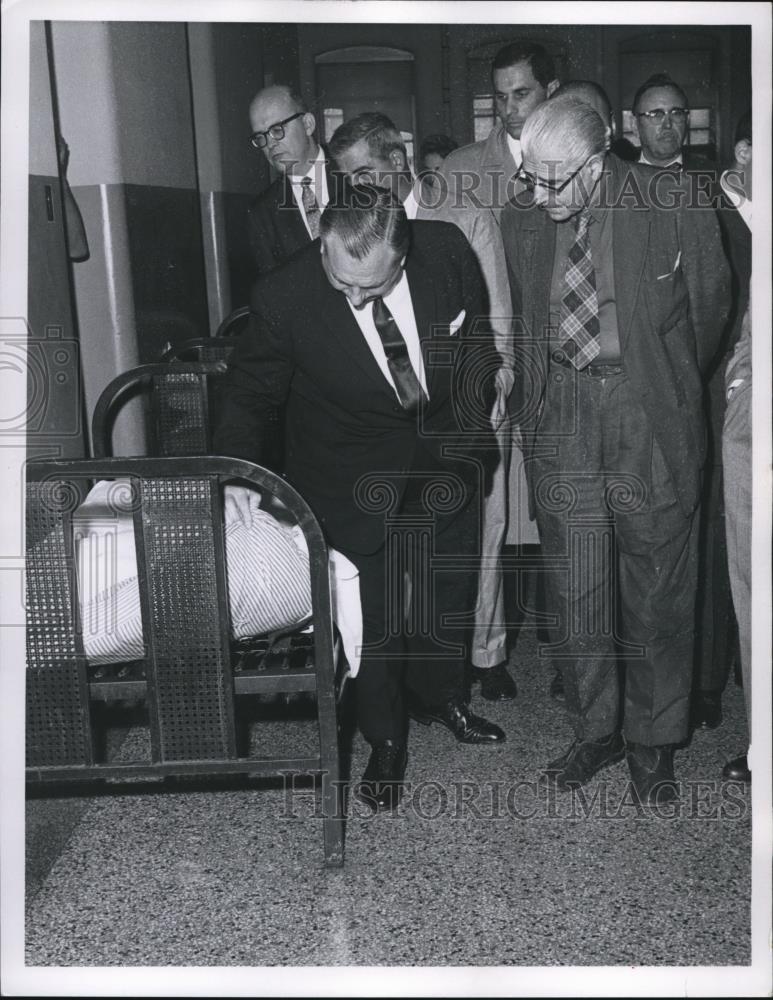 1959 Press Photo Ohio Gov Mike Di Salle at Cleveland State hospital visit - Historic Images