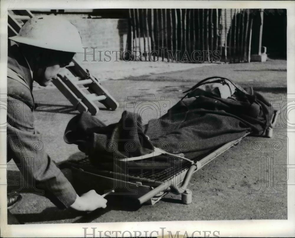 1941 Press Photo England: R.J White leader of Air Raid Precaution Party - Historic Images