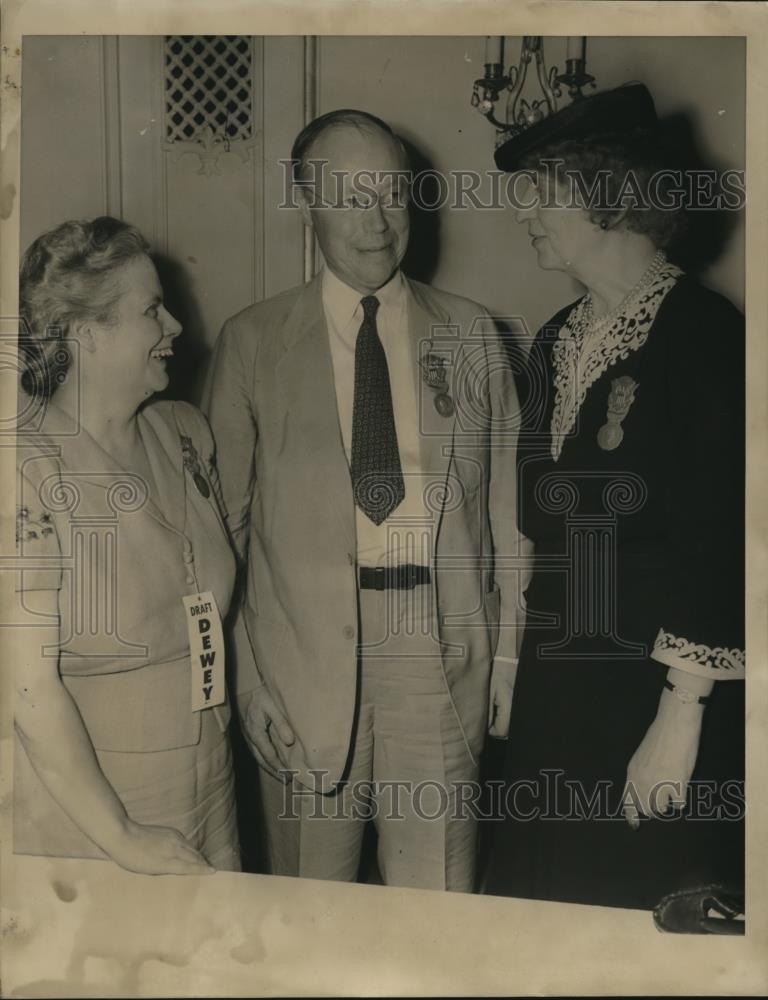 1944 Press Photo Sen Robert Taft of Ohio & women at a campaign - Historic Images