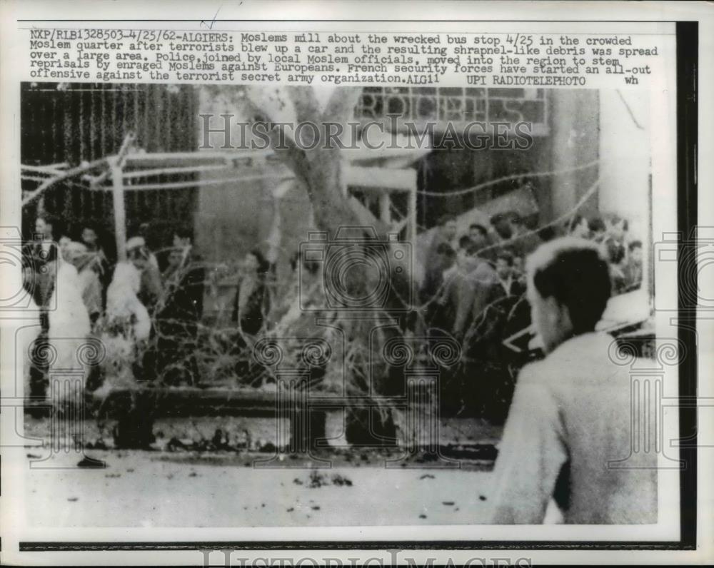 1962 Press Photo Algeris moslems near bus stop after terrorists bombed a car - Historic Images