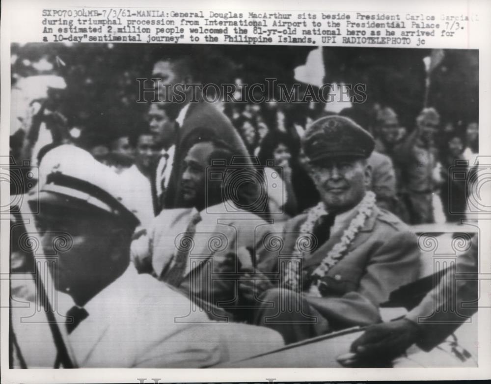 1961 Press Photo Gen. Douglas MacArthur & President Carlos Garcia in Procession - Historic Images