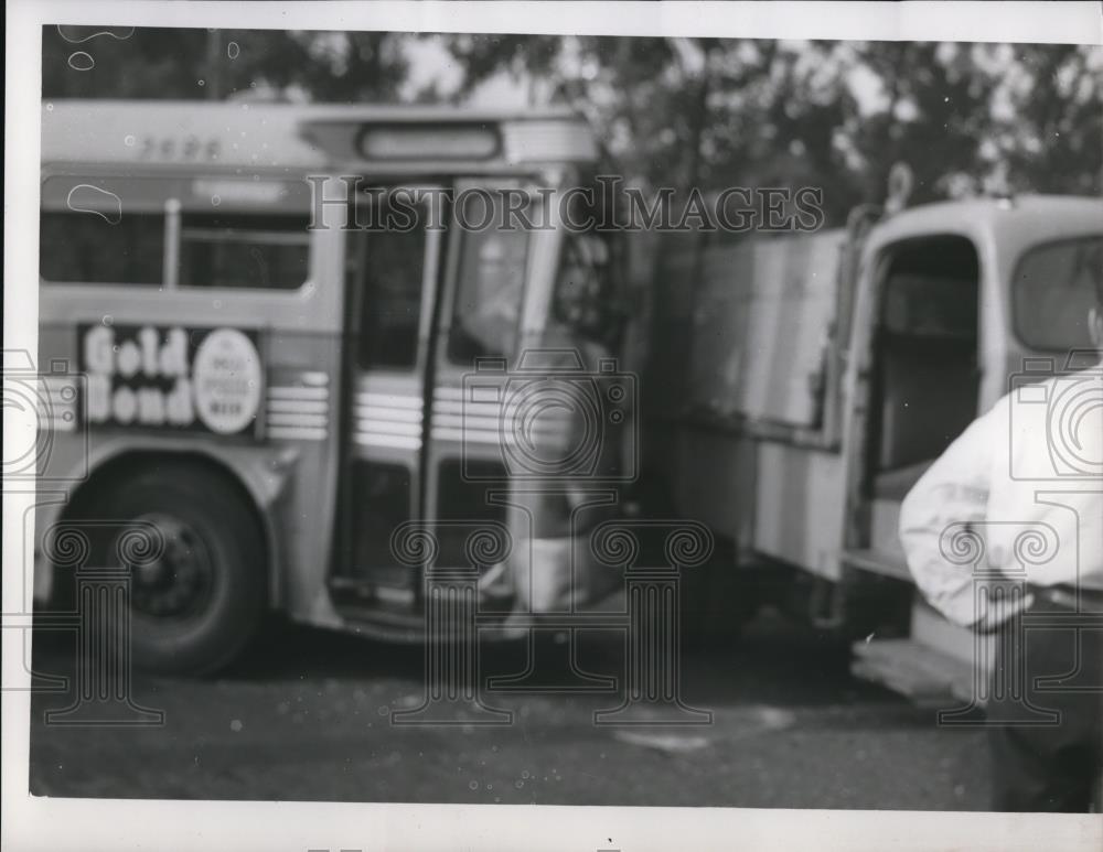 1953 Press Photo Cedar-Coventry bus-truck crash - Historic Images