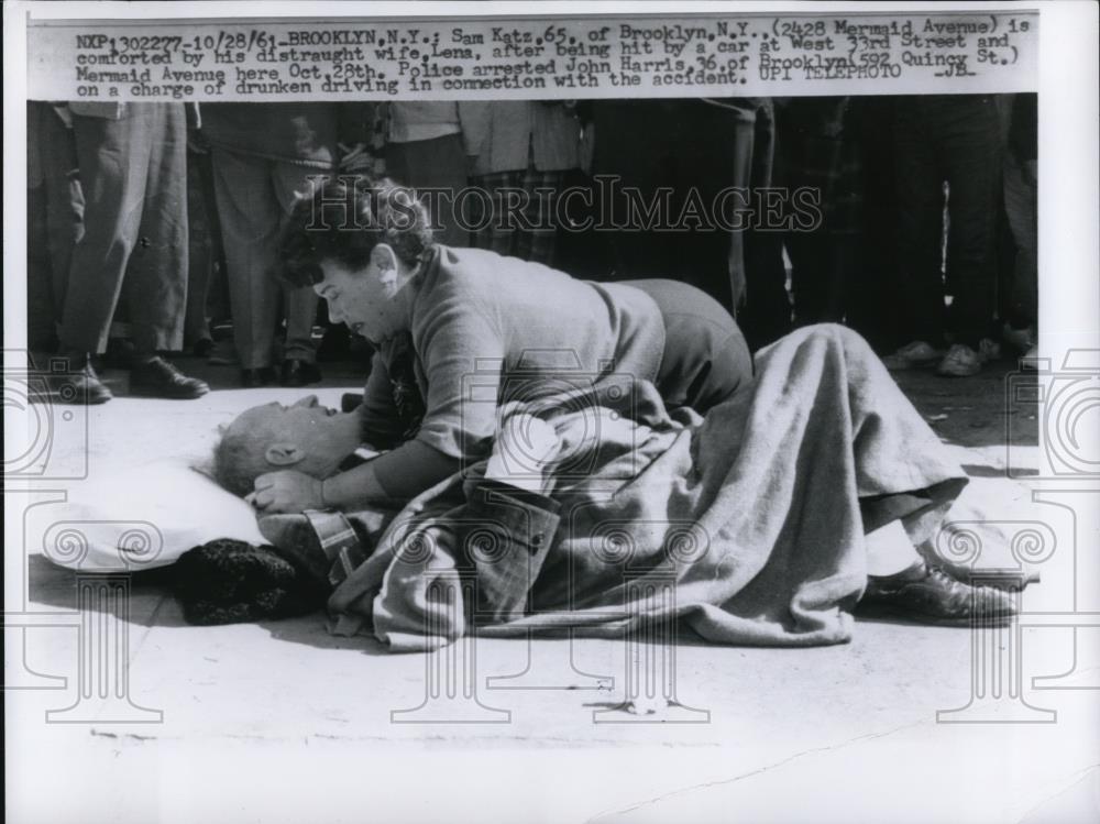 1961 Press Photo Brooklyn NY Sam Katz &amp; wife after hit by a car at W 33rd Stree - Historic Images