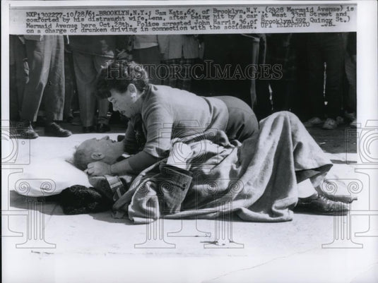 1961 Press Photo Brooklyn NY Sam Katz & wife after hit by a car at W 33rd Stree - Historic Images