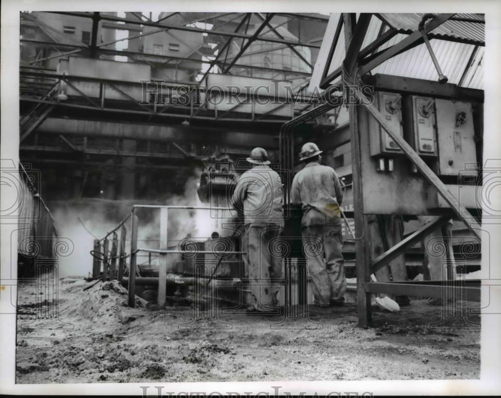 1965 Press Photo of the operations of the US Steel plant in Chicago after a - Historic Images