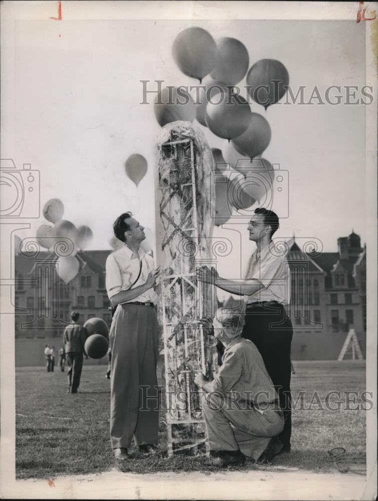 1945 Press Photo New York University Physicists Release Cosmic Ray Balloons - Historic Images