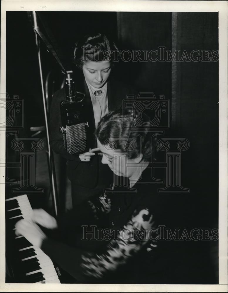 1938 Press Photo Announcer Frances Kelly &amp; Edna Wentsey at Cleveland School - Historic Images