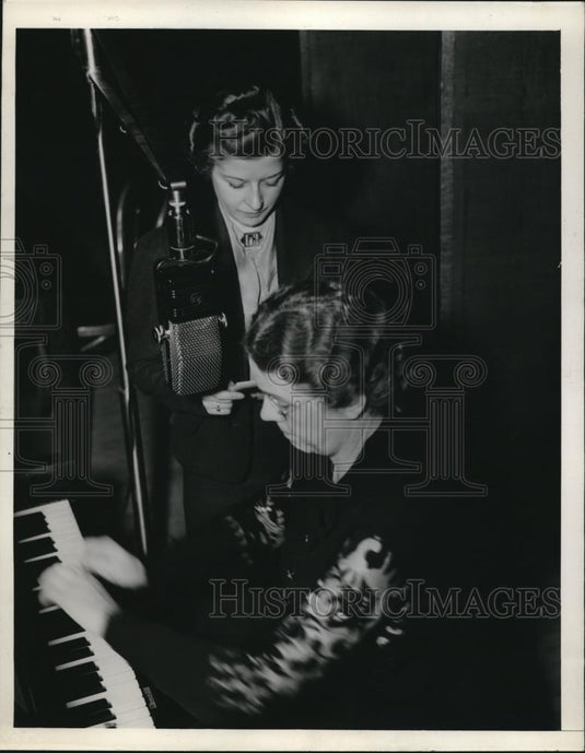 1938 Press Photo Announcer Frances Kelly & Edna Wentsey at Cleveland School - Historic Images