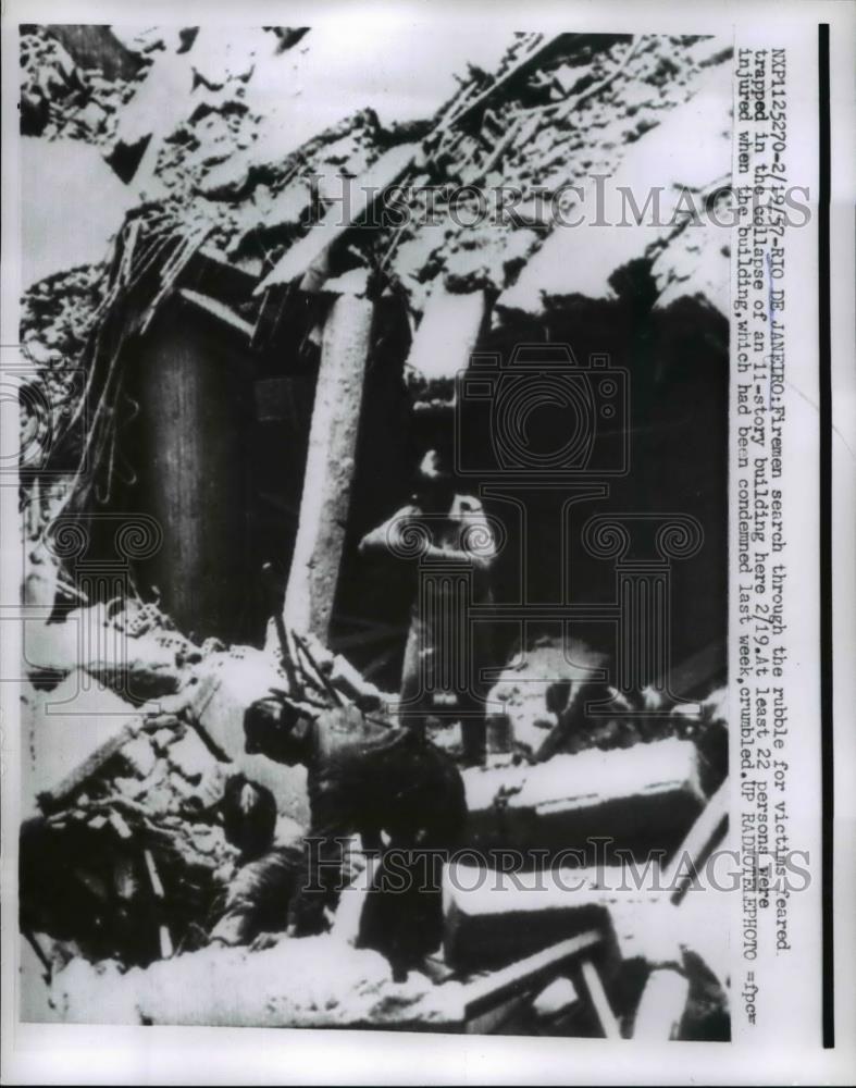 1957 Press Photo of firemen searching rubble for trapped tenants of 11 story - Historic Images