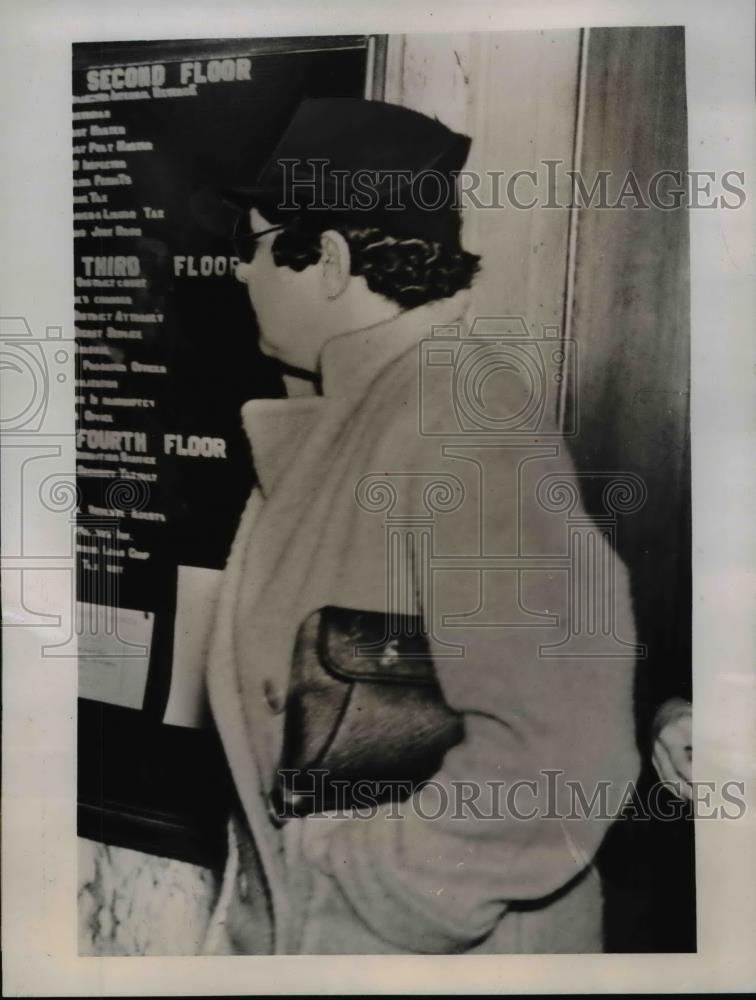 1937 Press Photo Agnes Stein wears dark glasses and hide her face from camera - Historic Images