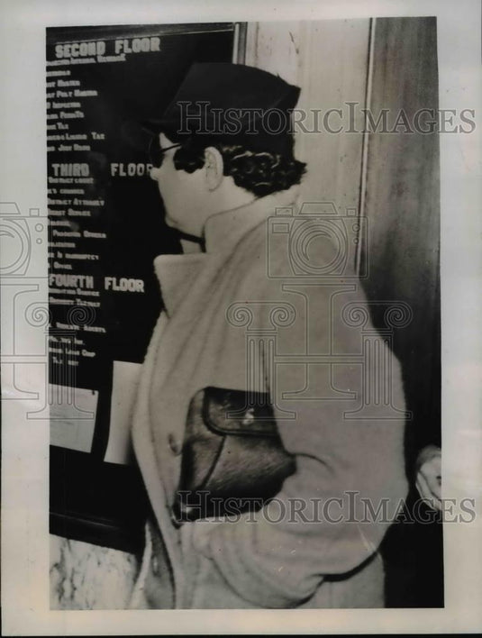 1937 Press Photo Agnes Stein wears dark glasses and hide her face from camera - Historic Images