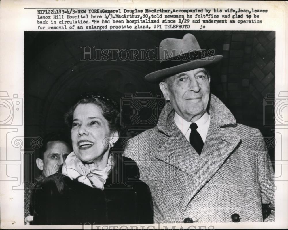 1960 Press Photo General Douglas MacArthur with Wife Leaving Lenox Hill Hospital - Historic Images