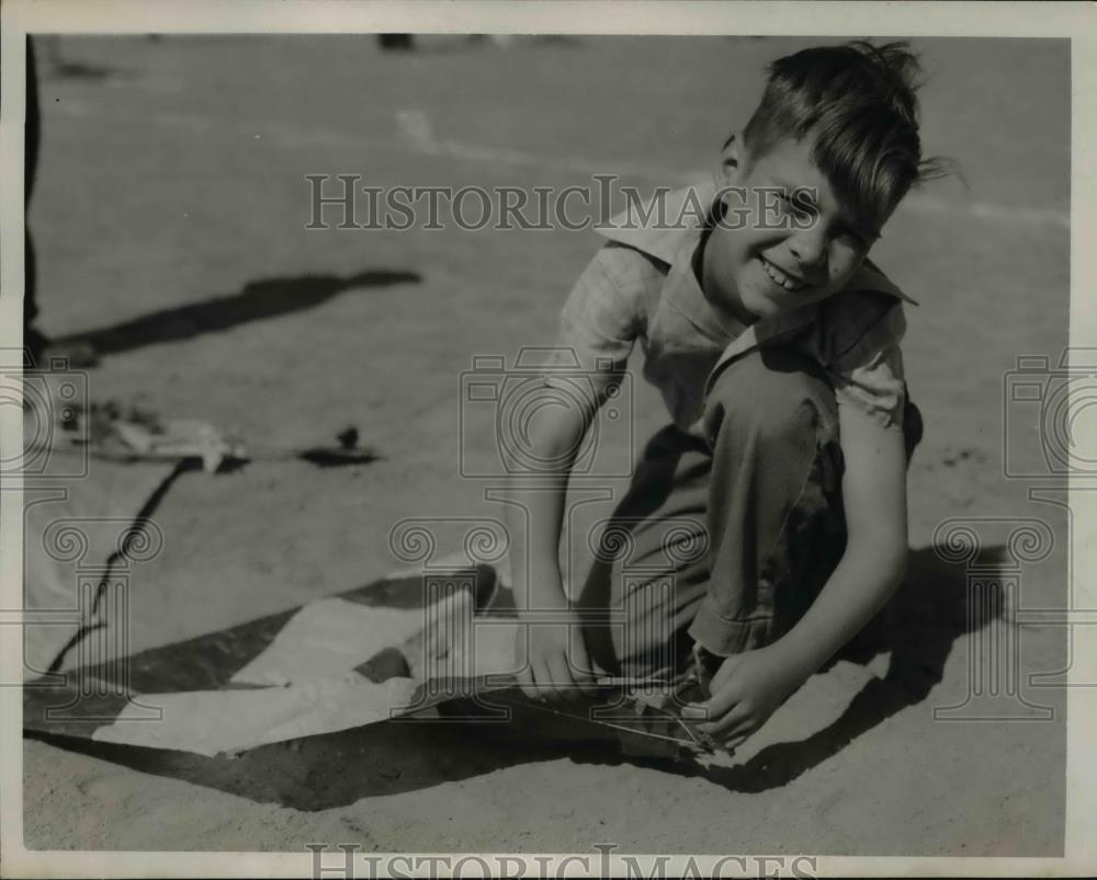 Press Photo Ted Coy Kites - nee01434 - Historic Images
