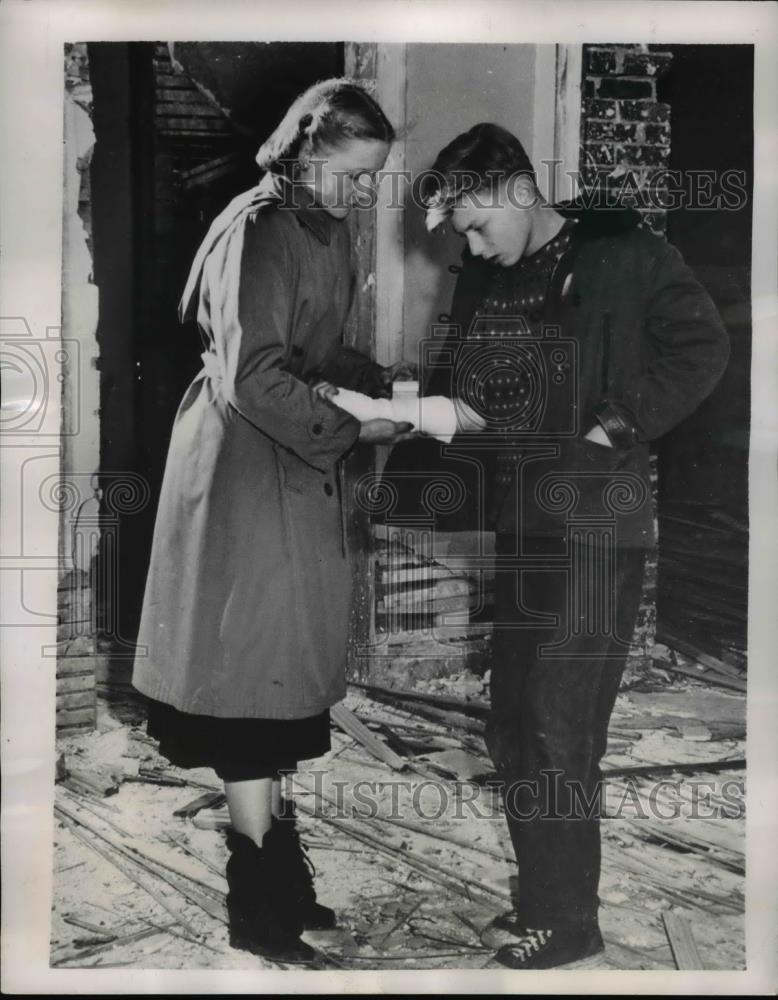 1951 Press Photo First Aid or Simple Nursing Skills for atom bomb attack - Historic Images