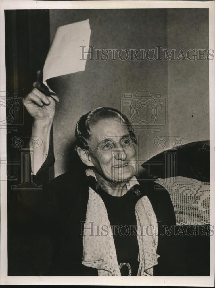 1939 Press Photo Carberton Ohio Mrs Laura W Caroenter wins 25 K in quiz game - Historic Images