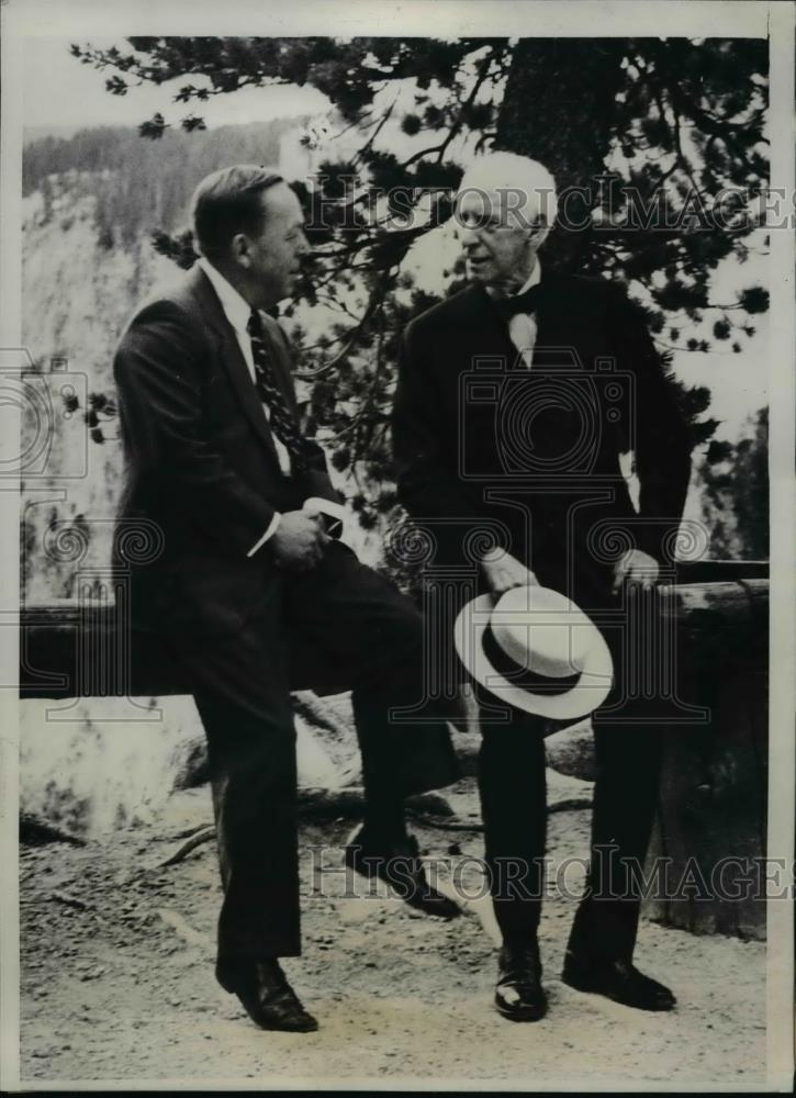 1937 Press Photo Willis Van Devanter and Fredrick H. Stinchfield talking. - Historic Images