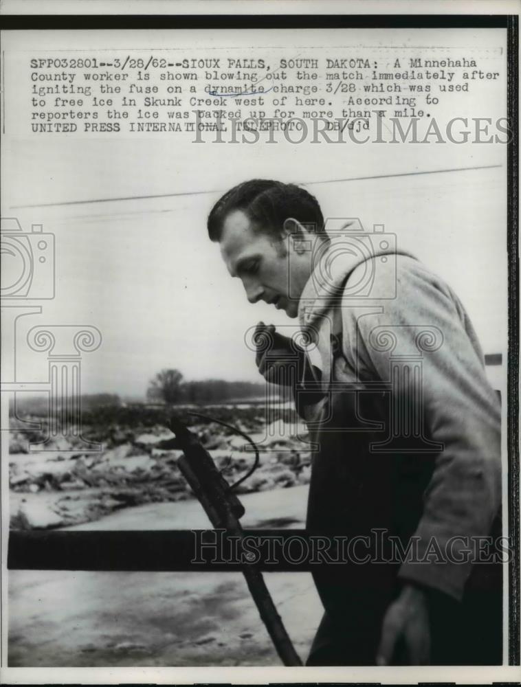 1962 Press Photo A Minnehaha County Worker is shown blowing out match - Historic Images