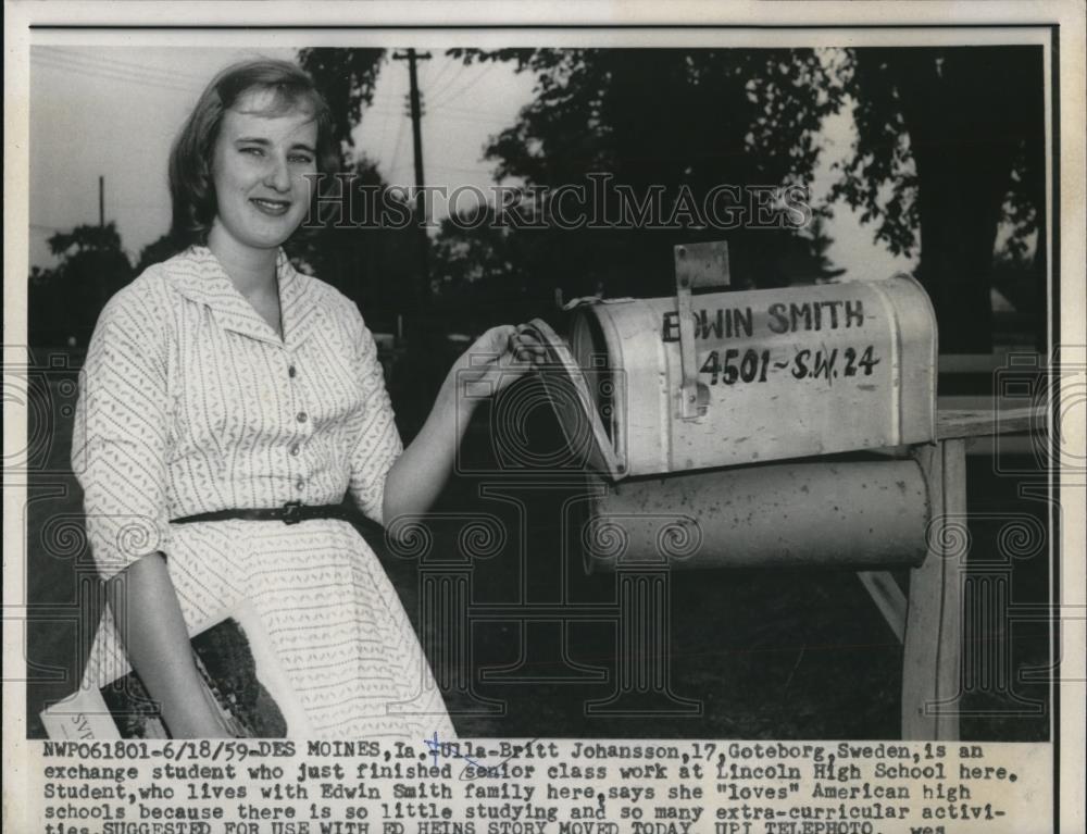 1959 Press Photo Des Moines Iowa Ulla B Johnansson at a mailbox - Historic Images