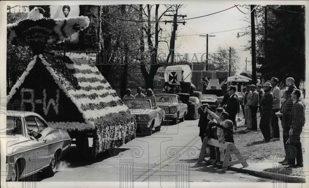 1969 Press Photo Baldwin Wallace May Queen parade in Cleveland - Historic Images