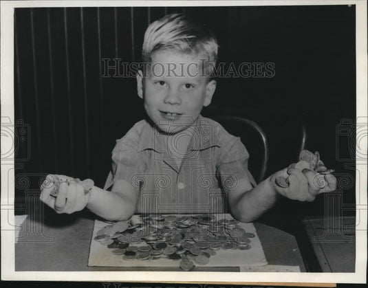 1939 Press Photo Lolli Kalvero,w/ some money collected for Red Cross - Historic Images