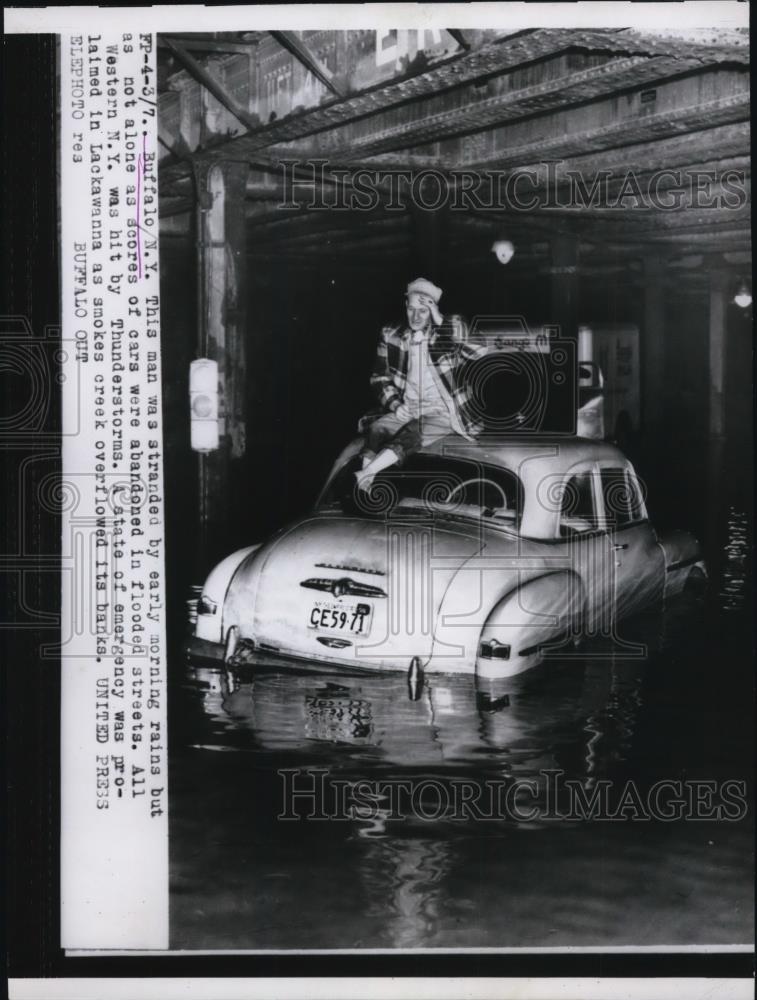 1956 Press Photo Buffalo NY motorist stranded in floods from rains - Historic Images