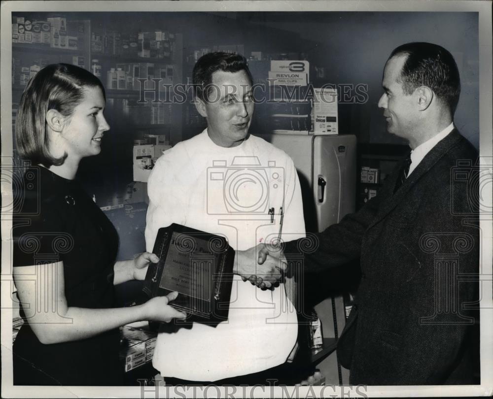1967 Press Photo Carol Zuchowski, Bill Bainbridge druggist , Geo Ingalls - Historic Images