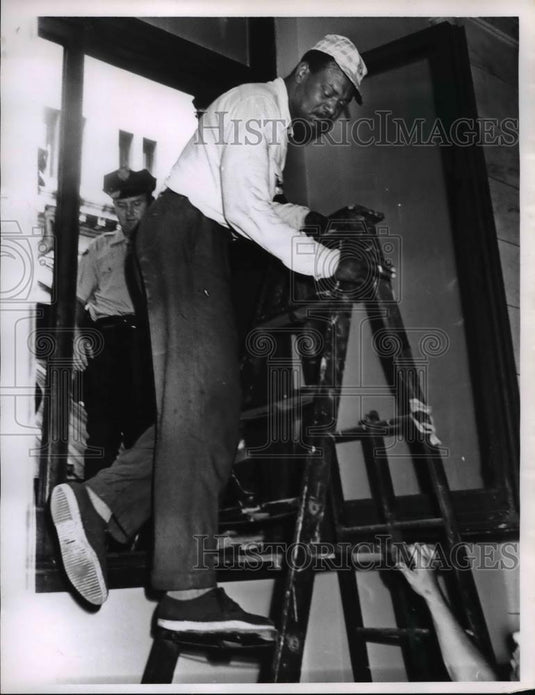 1962 Press Photo Clifford Bryant Comes in From Courthouse Roof - Historic Images