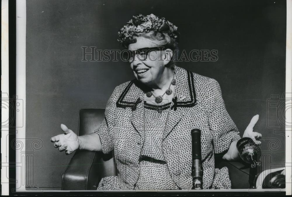 1960 Press Photo Mrs Eleanor Roosevelt Speaking at Press Conference in Chicago - Historic Images