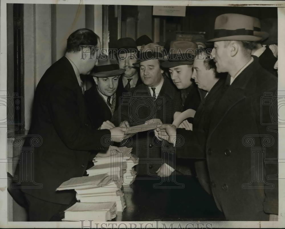 1937 Press Photo People at the New York State Unemployment Insurance office - Historic Images