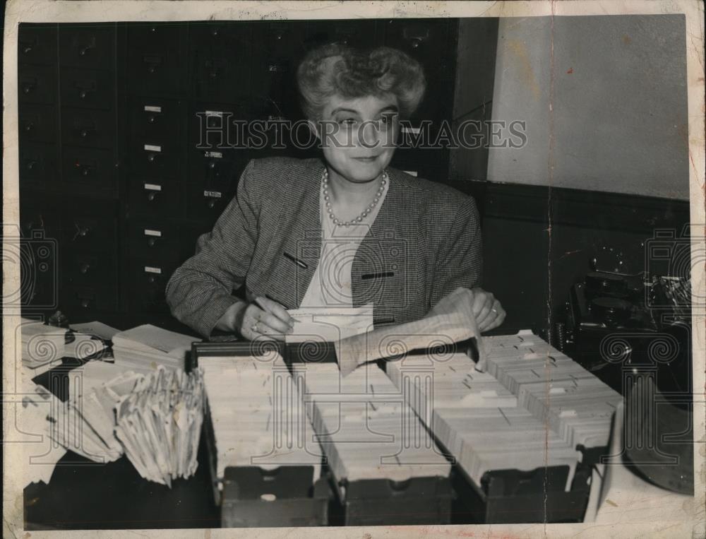 1947 Press Photo Mrs. Margaret Johnson, World Friends Club director seen working - Historic Images