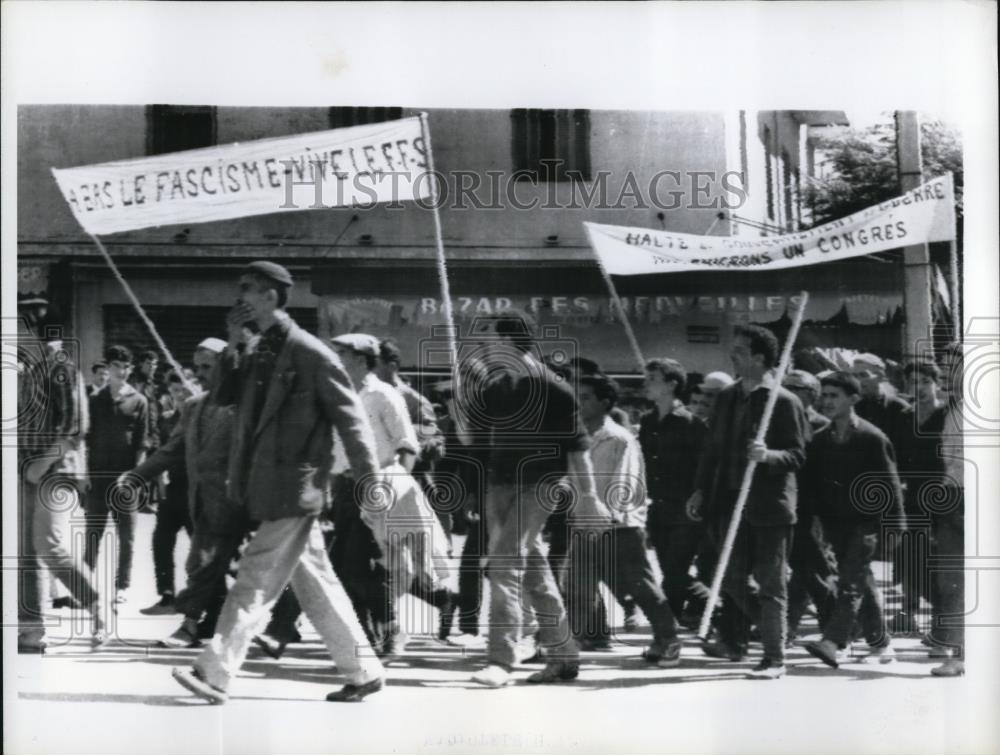 1963 Press Photo of demonstrators against Fascism in Algeria. - Historic Images