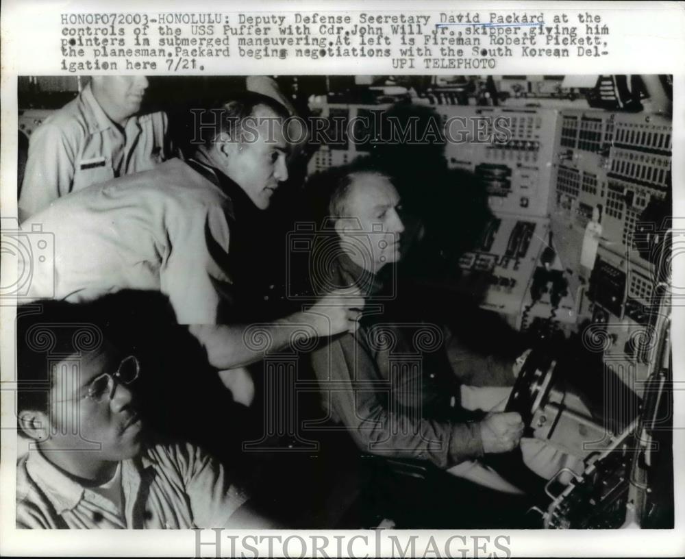 1970 Press Photo Deputy Defense Secretary Davis Packard at Controls of USS Puffe - Historic Images