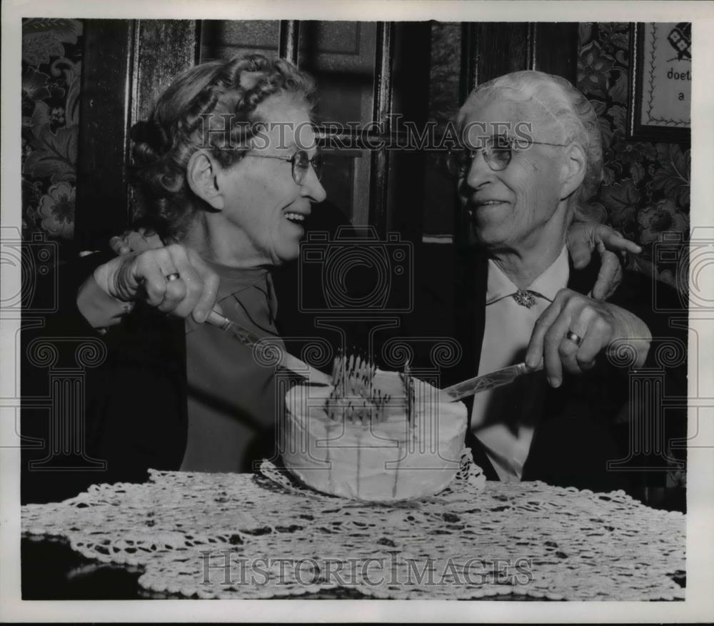 1954 Press Photo Mary &amp; martha Hudson, celebrates their 81st birthday in Kansas - Historic Images