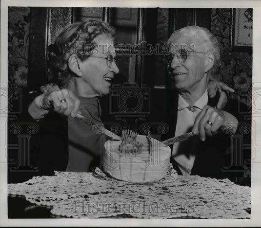 1954 Press Photo Mary & martha Hudson, celebrates their 81st birthday in Kansas - Historic Images