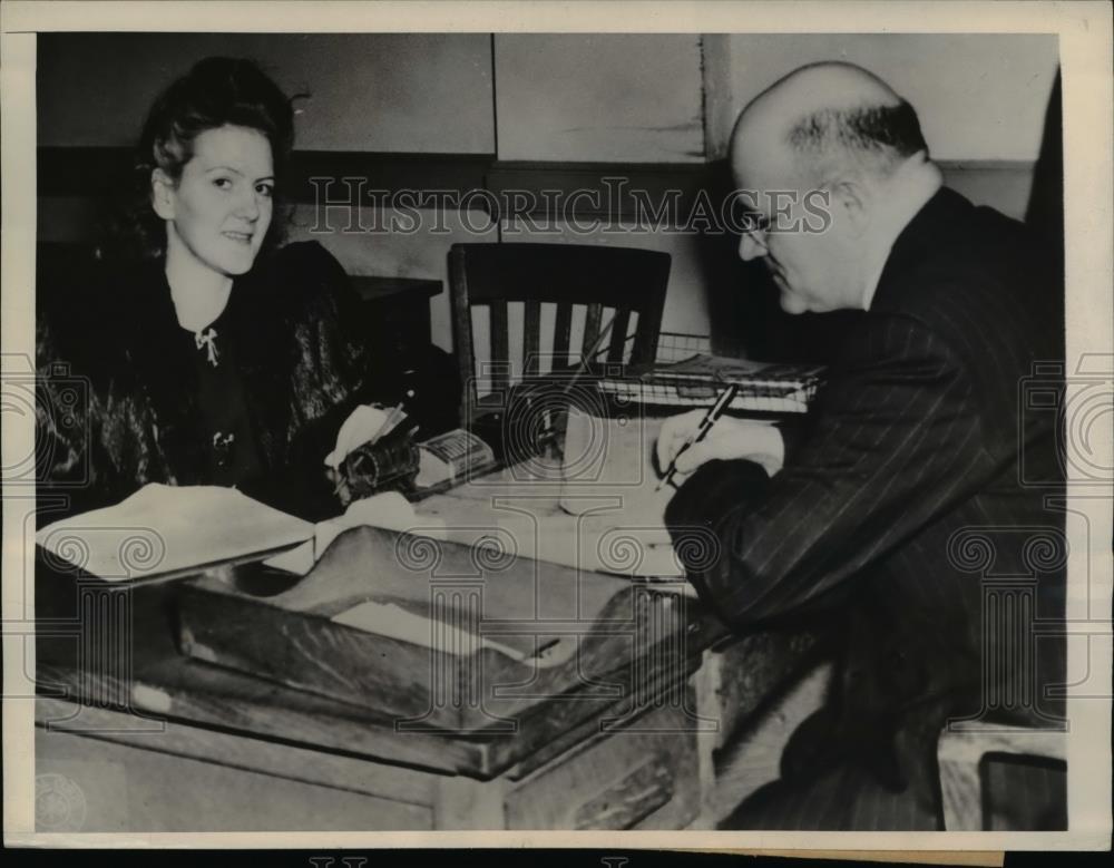 1945 Press Photo Newport News Va Mrs Esther Preyes at Immigration M Roteilho - Historic Images