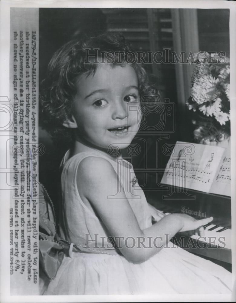 1954 Press Photo Anita Rae Bartlett who is dying, play with toys at birthday - Historic Images