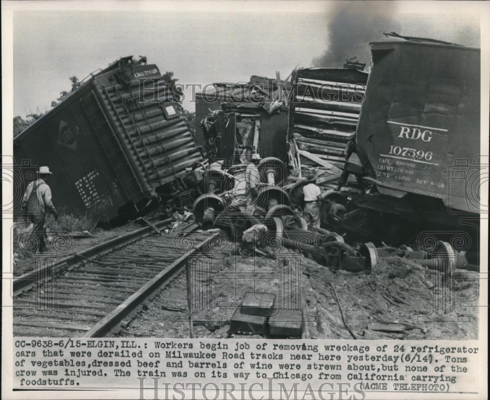 1950 Press Photo Wreckage of 24 refrigerator cars derailed in Illinois - Historic Images