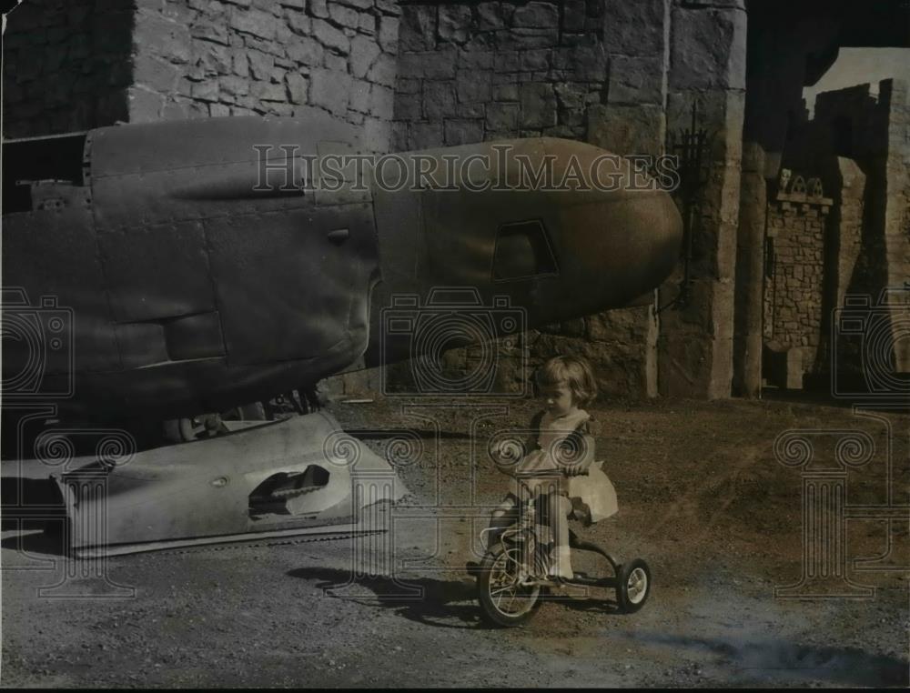 1961 Press Photo Linda Gail Breese on the 20th Century Fox lot with her bike. - Historic Images