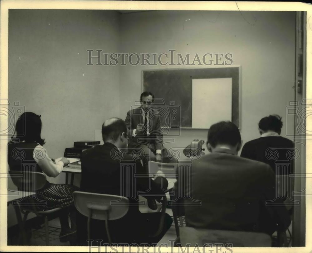 1966 Press Photo Irving Olenick pres at Reading Improvement Center - Historic Images