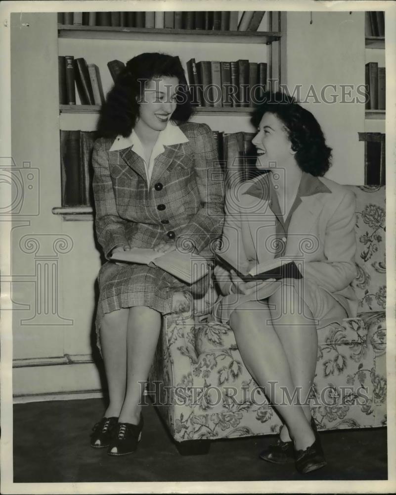 1943 Press Photo Margaret Jane Heath and her same-name cousin,at Shurtleff - Historic Images