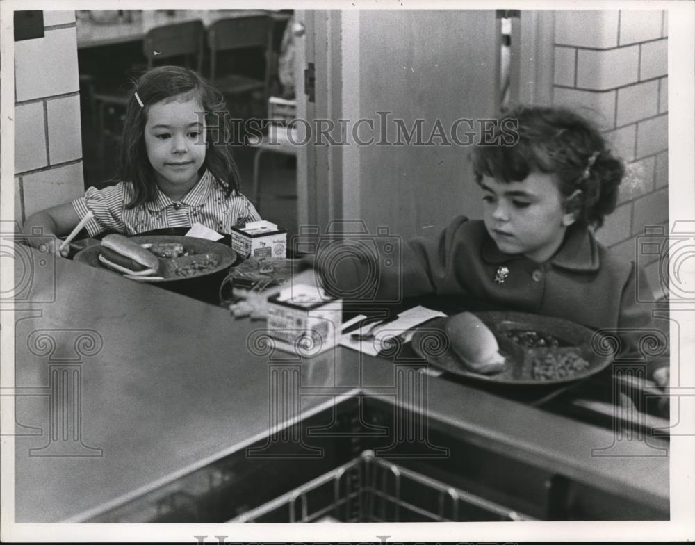 1965 Press Photo Debbie Klinggermans and Sandy Jones - Historic Images