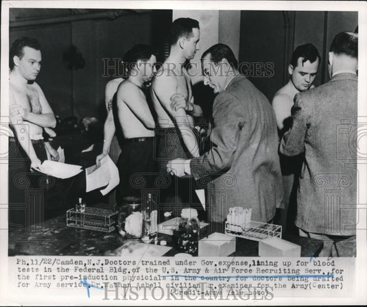 1950 Press Photo Dr. Nathan Asbell Examines for U.S. Army & Air Force Recruiting - Historic Images
